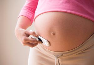Матери, которые во время кормления грудью пользуются мобильным телефоном, вредят своим малышам