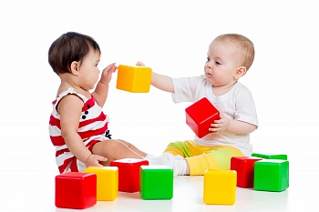 Какие игрушки нужны ребенку от года до двух лет