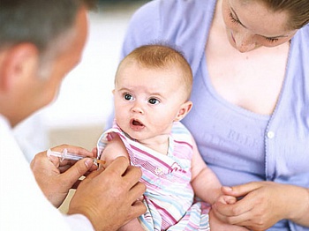 Какие прививки делают новорожденным? График прививок детям до года